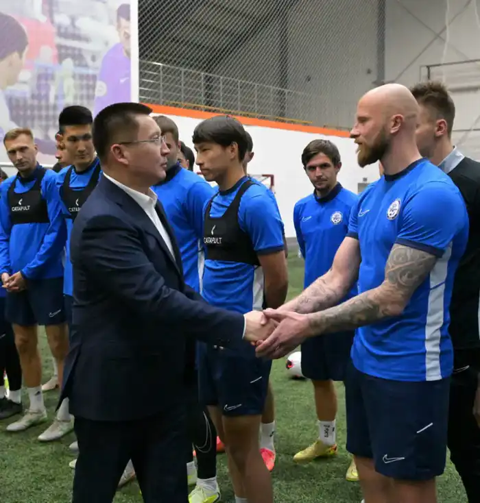 Аким области Асаин Байханов встретился с игроками и тренерским штабом ФК «Иртыш», поздравив команду с началом нового сезона в Премьер-лиге Казахстана (2)