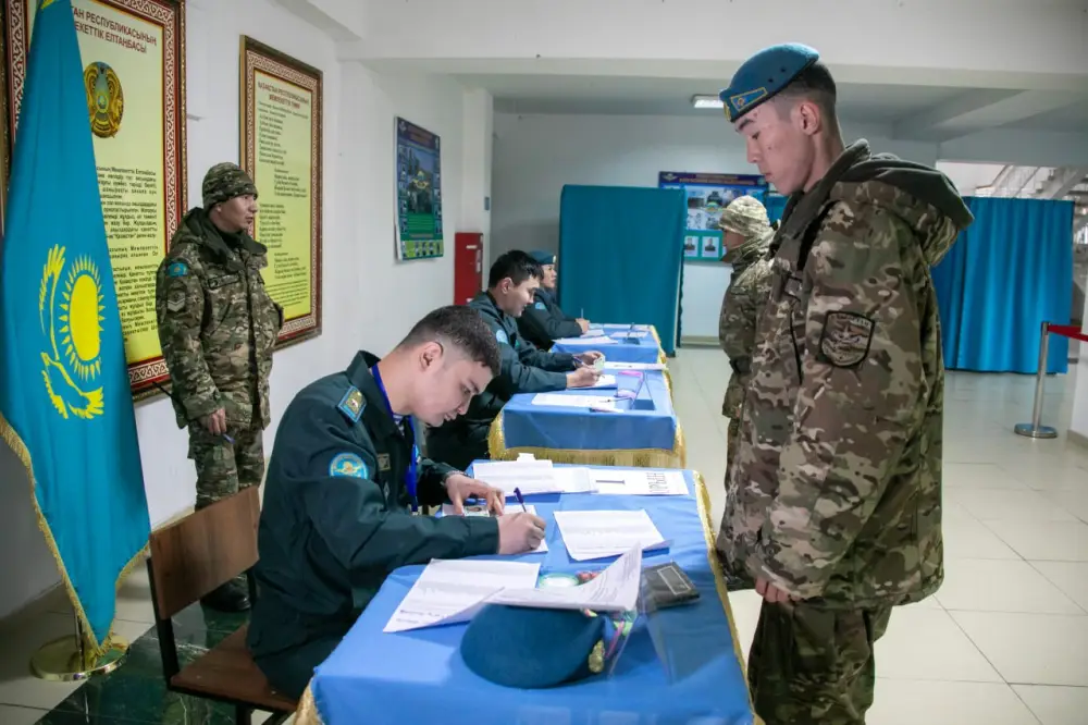 Военнослужащие Вооруженных сил в числе первых проголосовали на республиканском референдуме (5)