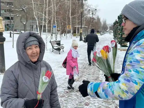 «Көктем шуағы»: Астанада еріктілер нәзікжандыларға гүл шоқтарын таратты (7)