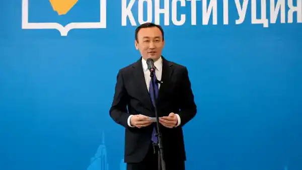 Масштабную акцию в поддержку новой Конституции накануне 8 марта провели в Астане (4)