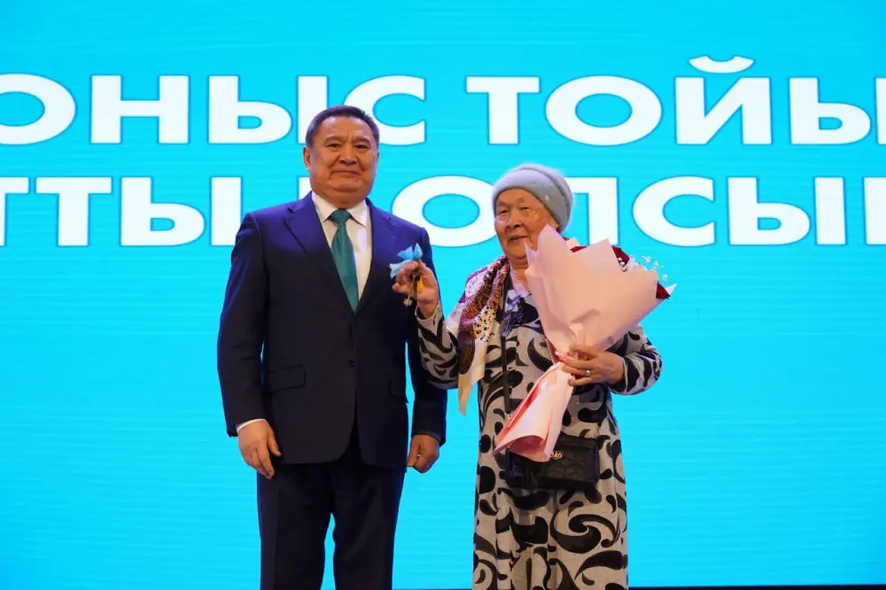 В Кокшетау вручили ключи от 125 квартир очередникам категории СУСН (7)