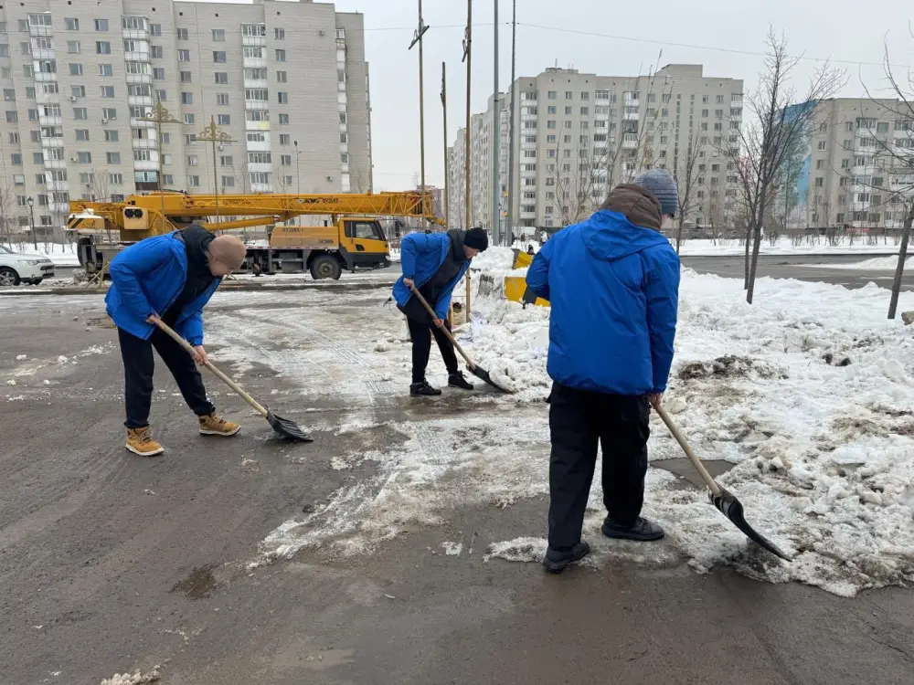В Астане волонтеры раздали работникам коммунальных служб горячий чай и баурсаки (2)