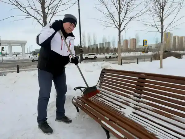 В Астане на территории монумента «Қазақ еліне мың алғыс» провели уборку (2)