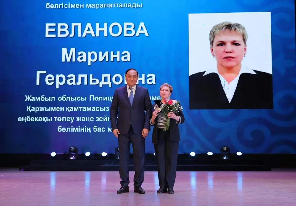 Ербол Карашукеев поздравил жительниц Жамбылской области с 8 Марта (8)