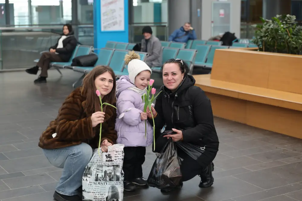 Песни и цветы в пути: легендарный мужской хор Нацгвардии поздравил женщин столицы (5)