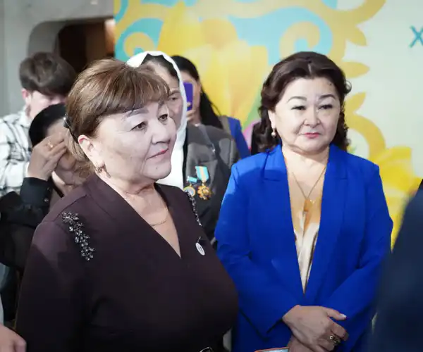 АКИМ ТУРКЕСТАНСКОЙ ОБЛАСТИ ВСТРЕТИЛСЯ С МНОГОДЕТНЫМИ И УВАЖАЕМЫМИ МАТЕРЯМИ И ПОЗДРАВИЛ ИХ С ПРАЗДНИКОМ (5)