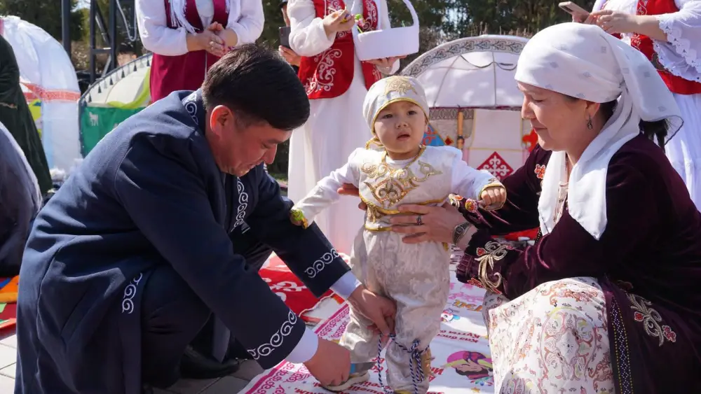 ТУРКЕСТАН: В ОРДАБАСЫ ОДНОВРЕМЕННО ПРОВЕЛИ ОБРЯД «ТҰСАУКЕСЕР» ДЛЯ 50 МАЛЫШЕЙ (4)