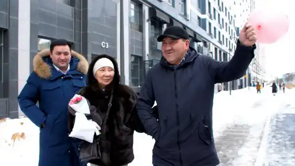 Цветы раздавали девушкам и женщинам в Астане (5)