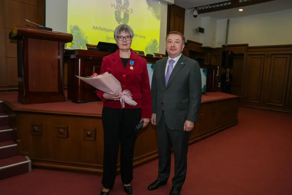 Министр юстиции Республики Казахстан Ерлан Сарсембаев поздравил всех представительниц прекрасного пола, работающих в органах юстиции, с праздником 8 марта – Международным женским днём (2)