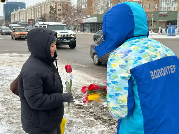 «Көктем шуағы»: Астанада еріктілер нәзікжандыларға гүл шоқтарын таратты (2)