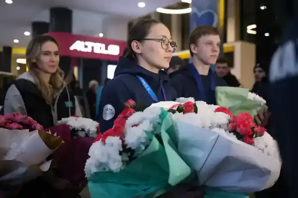 Казахстанская юниорская сборная по конькобежному спорту во главе с Кристиной Шумековой и Вадимом Чебардаковым вернулась домой (4)