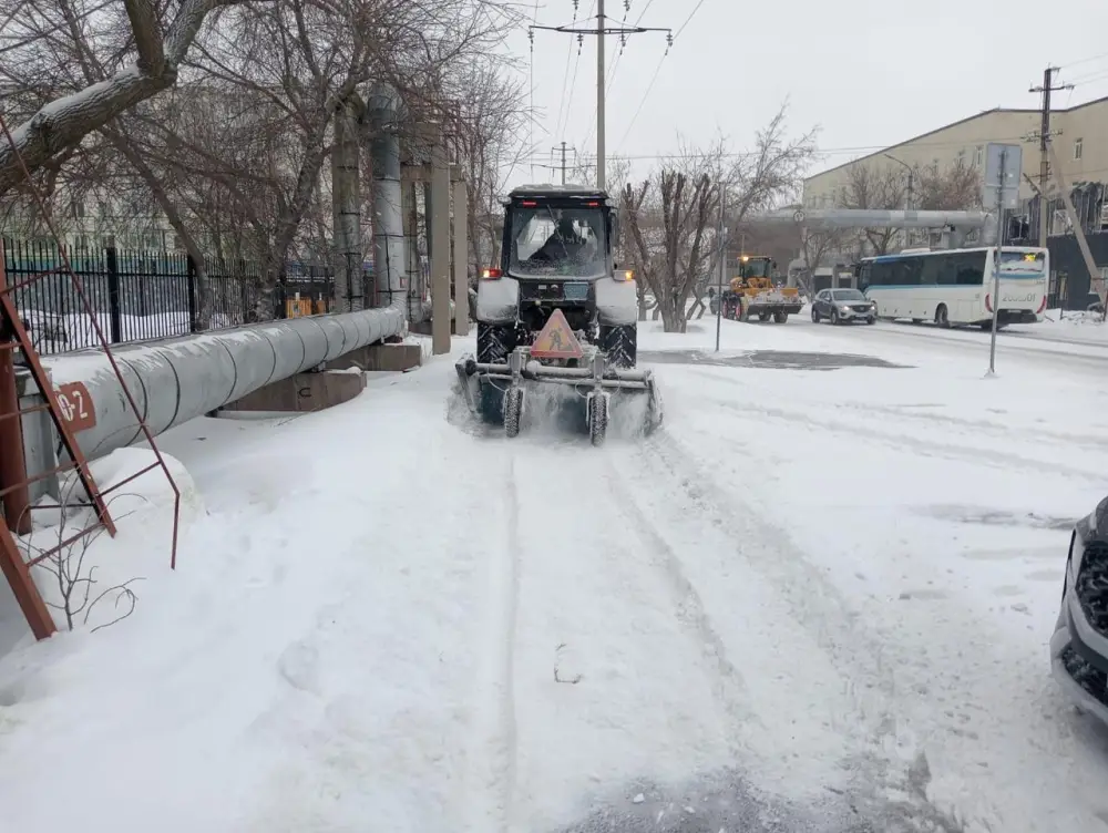В работе по уборке снега в Астане задействованы тысячи дорожных рабочих (2)