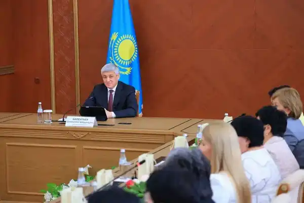 Ермаганбет Булекпаев поздравил женщин Карагандинской области с 8 Марта (2)