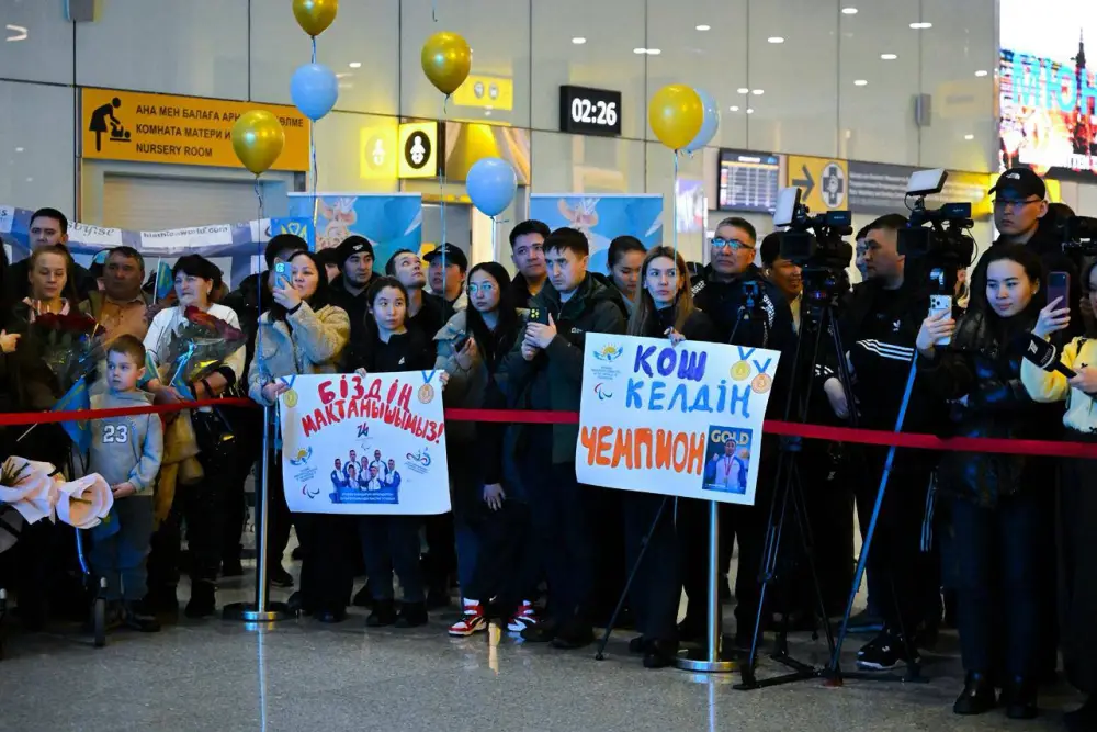 «Впервые в истории на одних зимних Паралимпийских играх Казахстан завоевал сразу две медали» - Ербола Хамитова торжественно встретили в аэропорту (6)