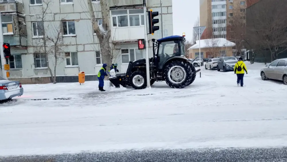 В работе по уборке снега в Астане задействованы тысячи дорожных рабочих (10)