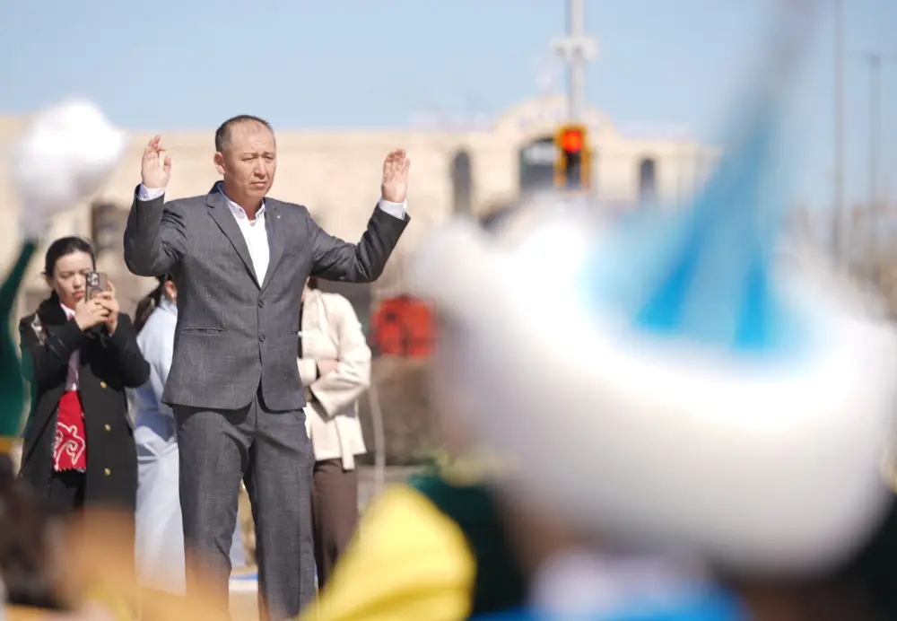 В ТУРКЕСТАНЕ БОЛЕЕ 500 ЮНЫХ ДОМБРИСТОВ ОДНОВРЕМЕННО ИСПОЛНИЛИ КЮЙ (2)