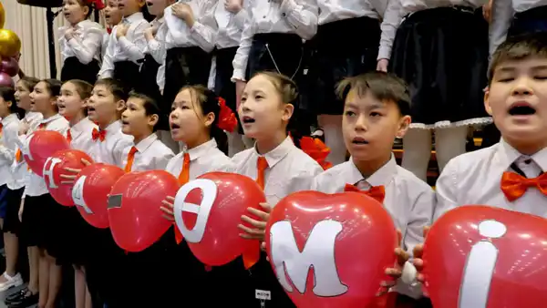 Праздничный хор учащихся и малышей одновременно зазвучал в Астане в честь Международного женского дня (5)