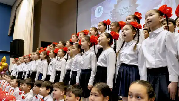 Праздничный хор учащихся и малышей одновременно зазвучал в Астане в честь Международного женского дня (7)