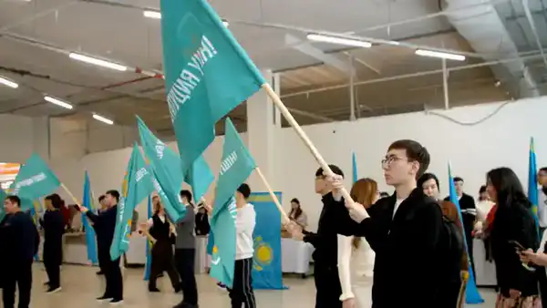 Масштабную акцию в поддержку новой Конституции накануне 8 марта провели в Астане (3)