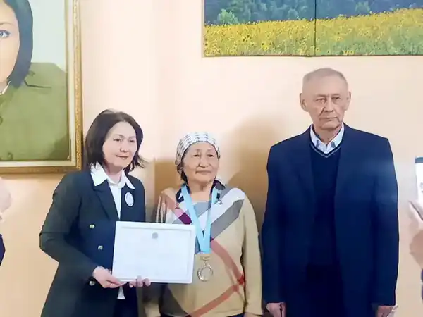 В Астане прошел шахматный турнир среди пенсионеров и молодежи (2)