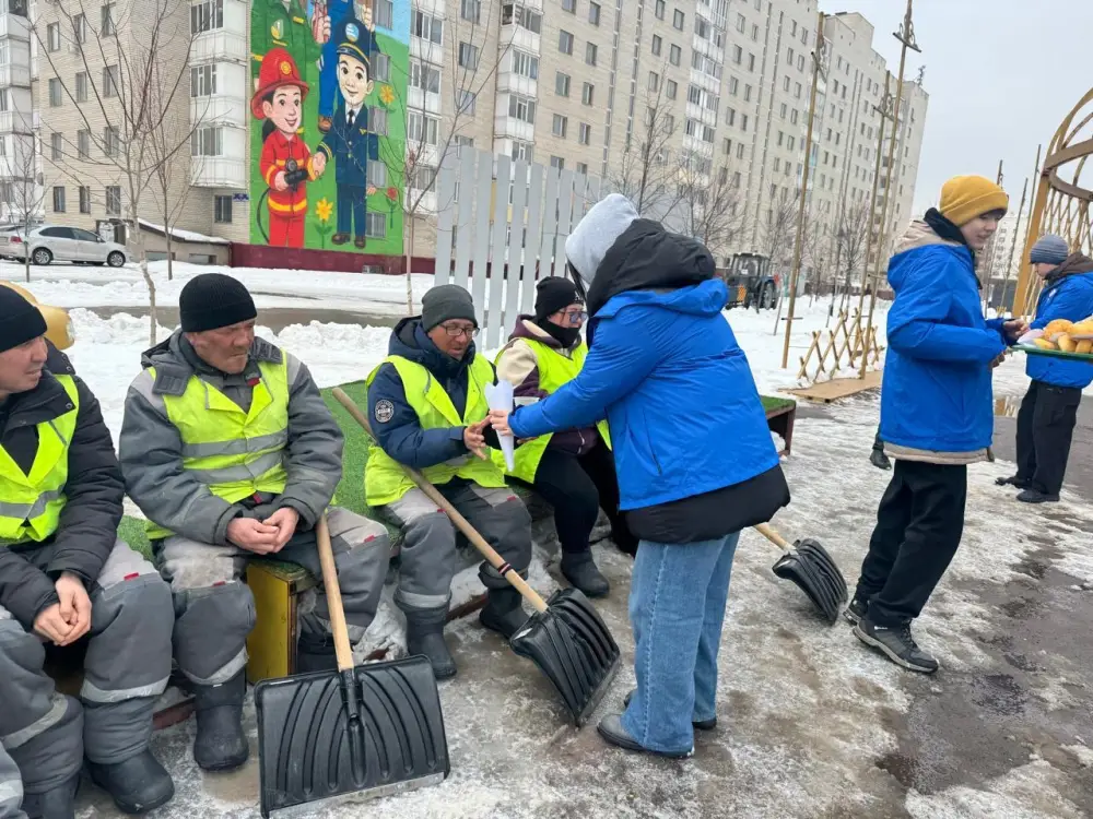 В Астане волонтеры раздали работникам коммунальных служб горячий чай и баурсаки (4)
