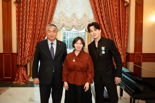 Димаш Кудайберген и Самал Еслямова удостоены наград ТЮРКСОЙ (3)