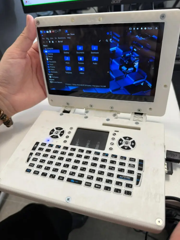 В Астане школьник собрал компьютер (4)