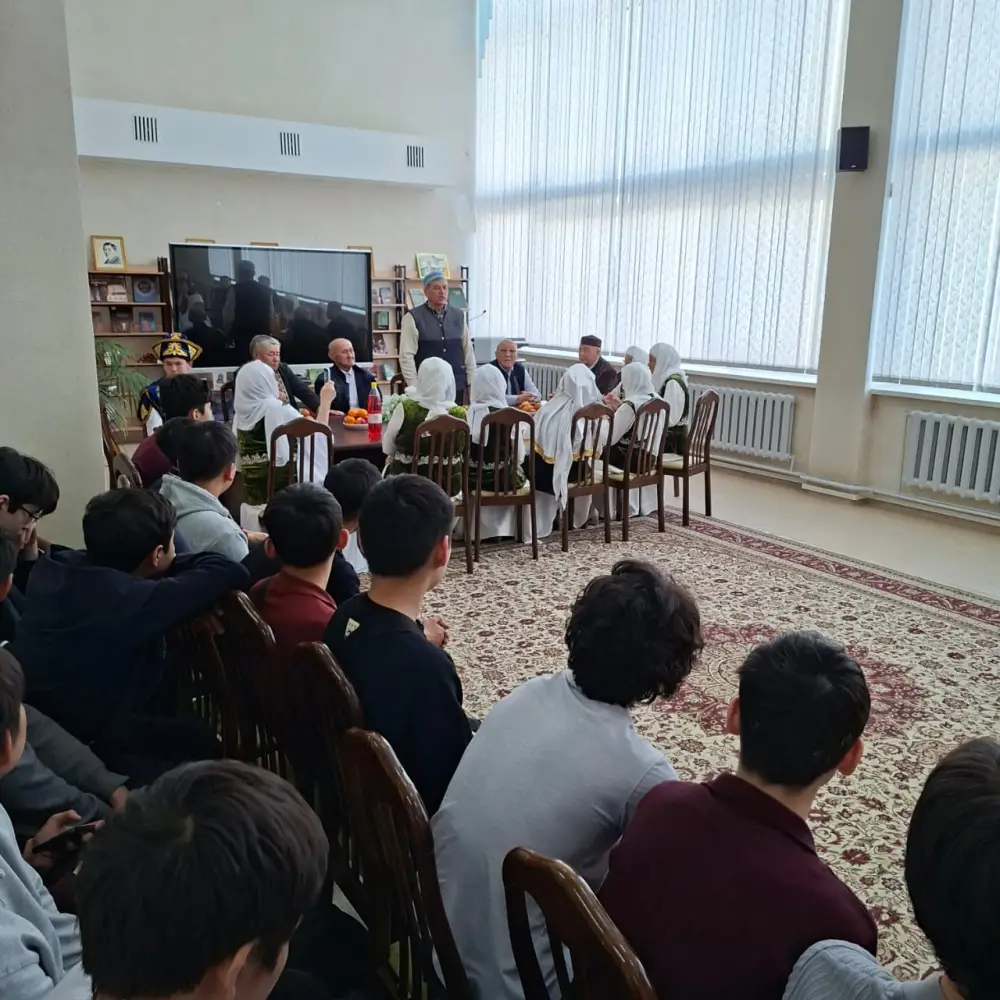 День Шанырака: столичные пенсионеры рассказали студентам о национальных традициях и дали свое благословение (5)