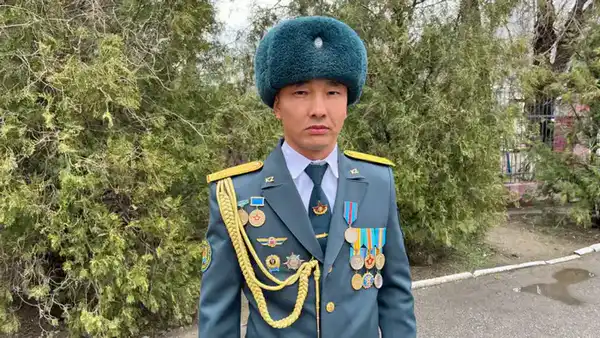 Военнослужащий Вооруженных сил награжден медалью за спасение на пожаре (2)