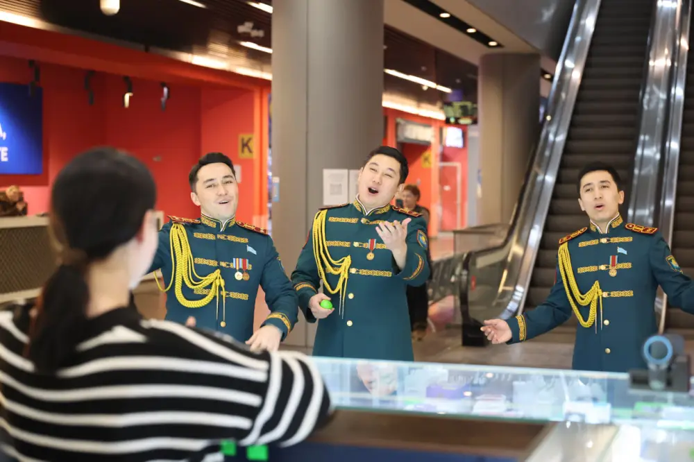 Песни и цветы в пути: легендарный мужской хор Нацгвардии поздравил женщин столицы (3)