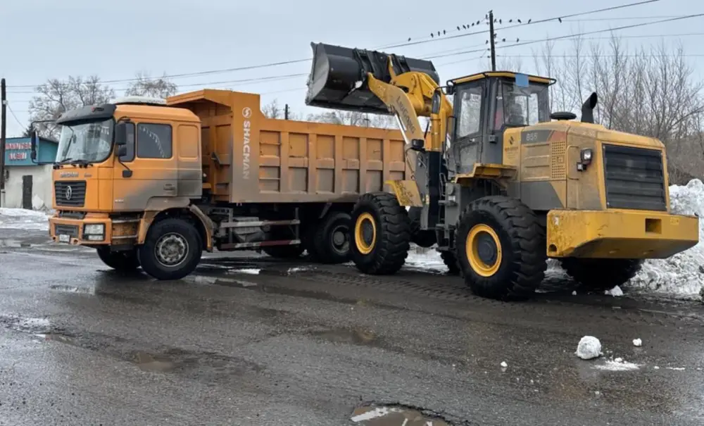 В области Абай продолжаются работы по вывозу снега и откачке талых вод (5)
