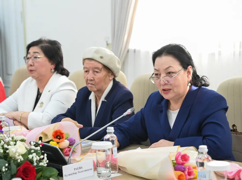 Глава региона встретился с женщинами-матерями (2)