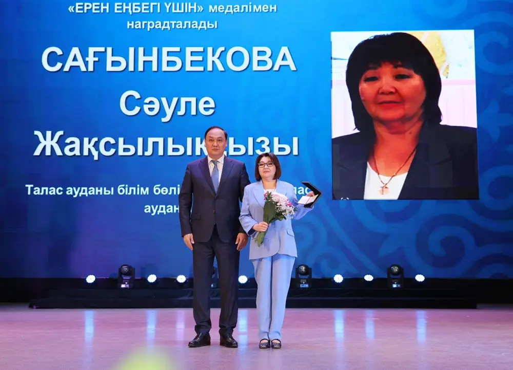 Ербол Карашукеев поздравил жительниц Жамбылской области с 8 Марта (6)