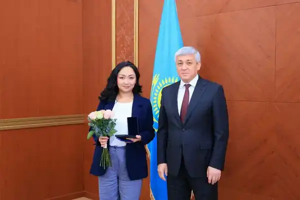 Ермаганбет Булекпаев поздравил женщин Карагандинской области с 8 Марта (9)