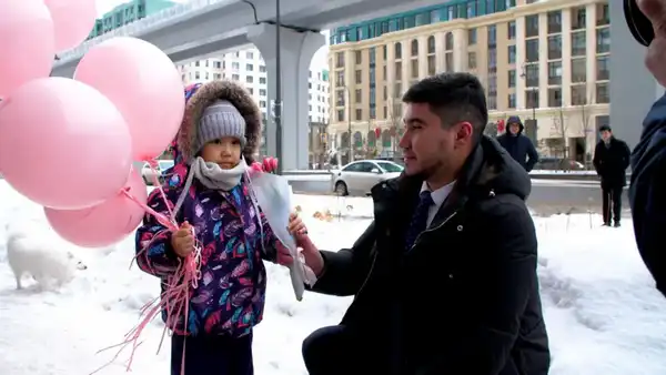 Цветы раздавали девушкам и женщинам в Астане (2)