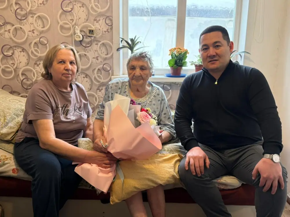 В Астане 103-летняя труженица тыла проголосовала на референдуме (2)