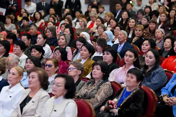 В Семее состоялось торжественное мероприятие, посвященное 8 Марта (4)