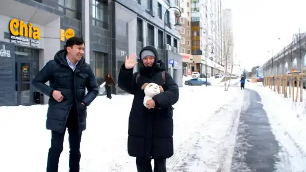 Цветы раздавали девушкам и женщинам в Астане (6)