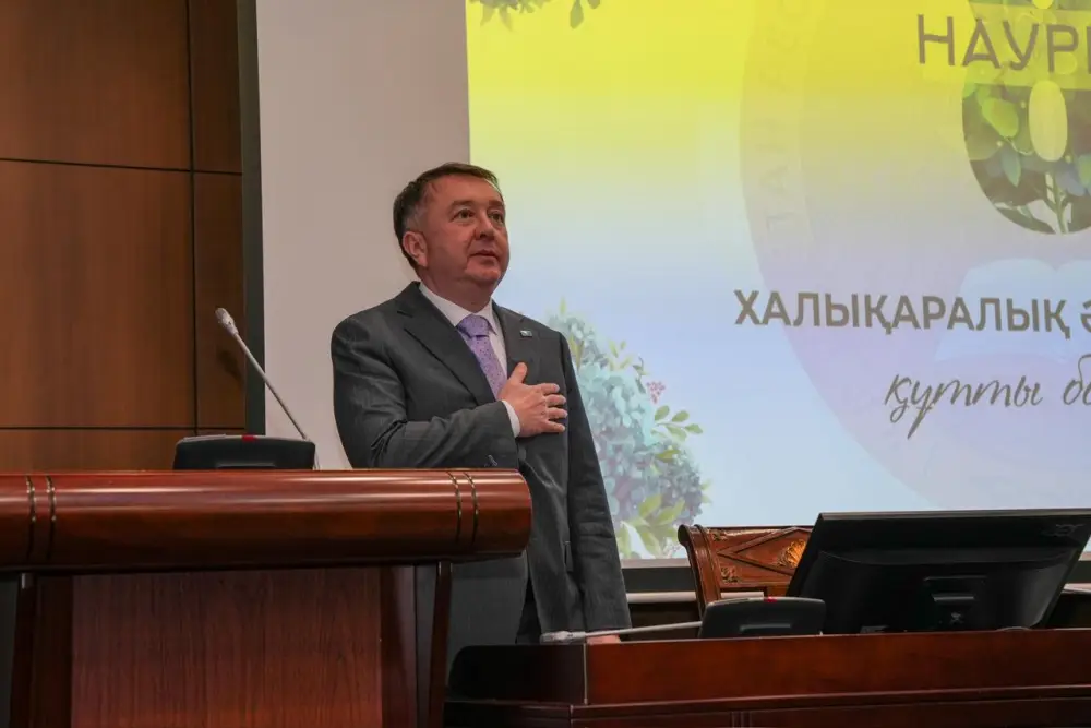 Министр юстиции Республики Казахстан Ерлан Сарсембаев поздравил всех представительниц прекрасного пола, работающих в органах юстиции, с праздником 8 марта – Международным женским днём (6)