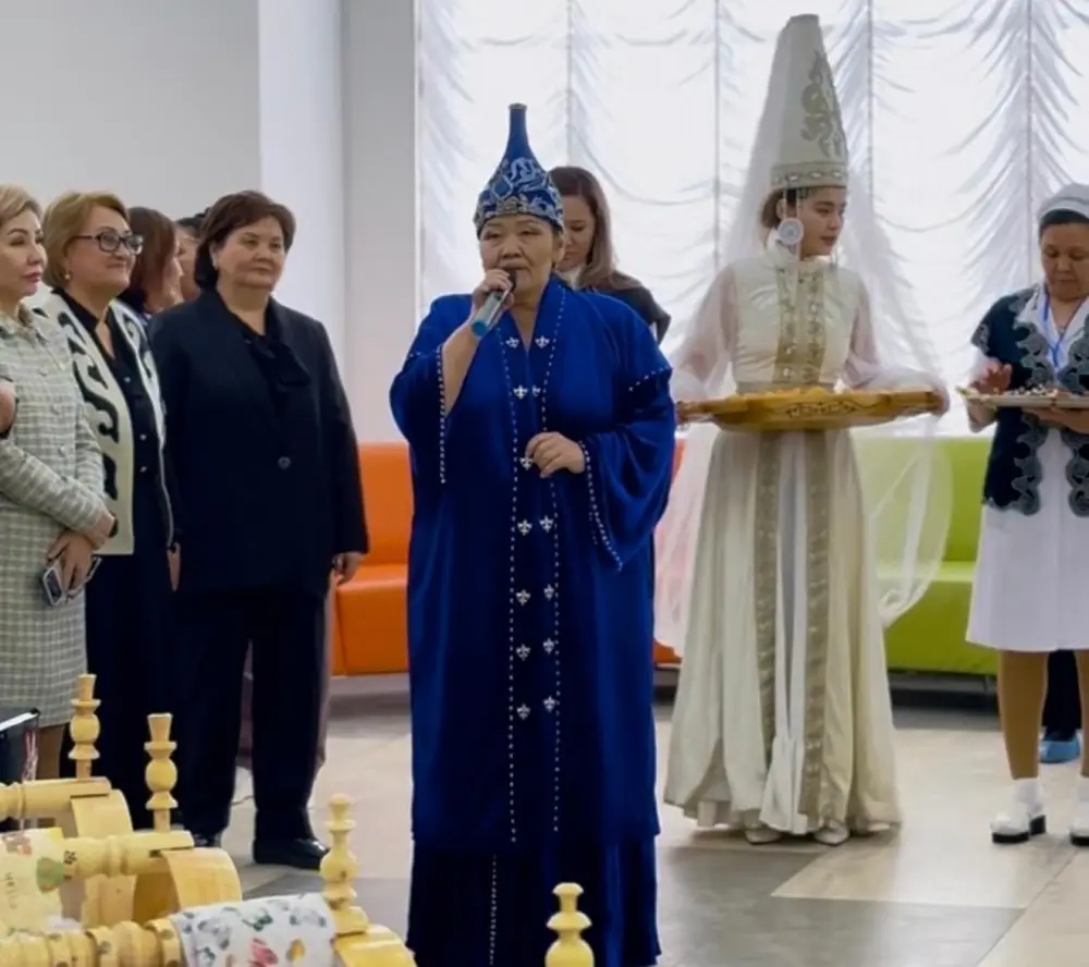 «День Шанырака»: матерям новорожденных детей в роддоме подарили колыбели и подарки (3)