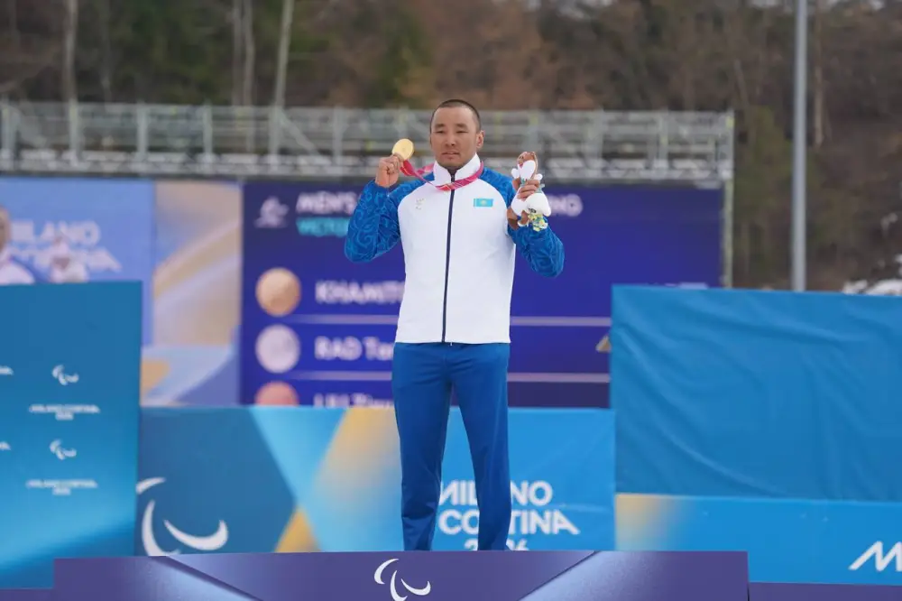 Министр туризма и спорта РК Ербол Мырзабосынов поздравил чемпиона Паралимпиады Ербола Хамитова (3)