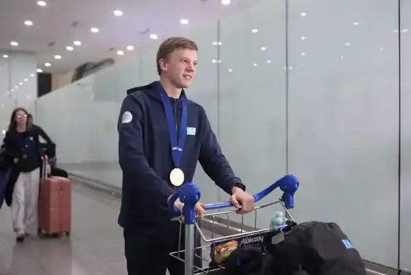 Казахстанская юниорская сборная по конькобежному спорту во главе с Кристиной Шумековой и Вадимом Чебардаковым вернулась домой (3)