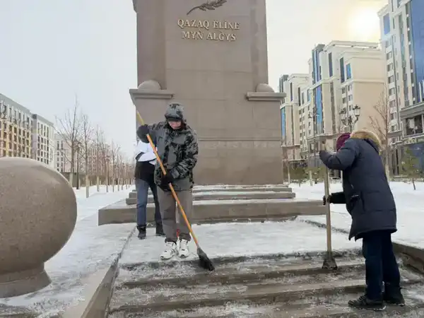 В Астане на территории монумента «Қазақ еліне мың алғыс» провели уборку (3)