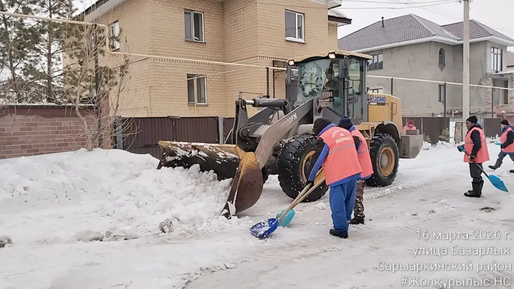 Тысячи дорожных рабочих вышли на снегоуборочные работы в Астане (8)