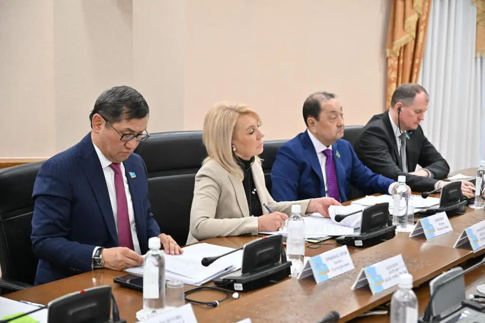 Меры по укреплению и развитию пенсионной системы обсудили в Сенате РК (2)