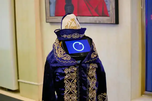 В Астане робот встречал гостей в чапане (4)