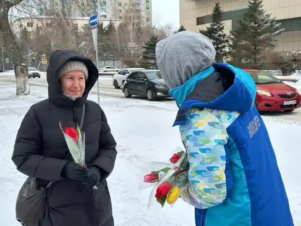 «Көктем шуағы»: Астанада еріктілер нәзікжандыларға гүл шоқтарын таратты (3)