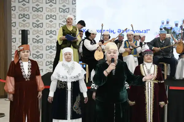 В Астане пенсионеры провели показ национальной одежды (2)