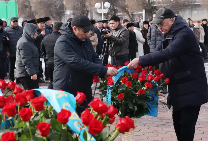 В Таразе состоялась церемония возложения цветов к памятнику Жамбылу Жабаеву (9)