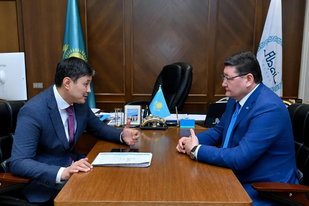 Аким области встретился с директором театра имени Абая (3)